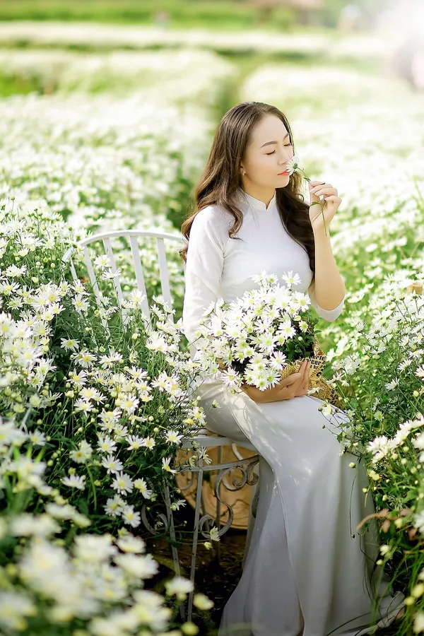Beyaz Dik Yaka Uzun Elbise