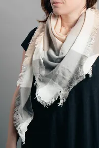 Gri Püsküllü Şal